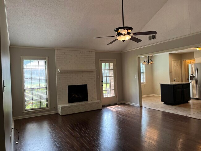 Building Photo - 1800 Allenby Rd