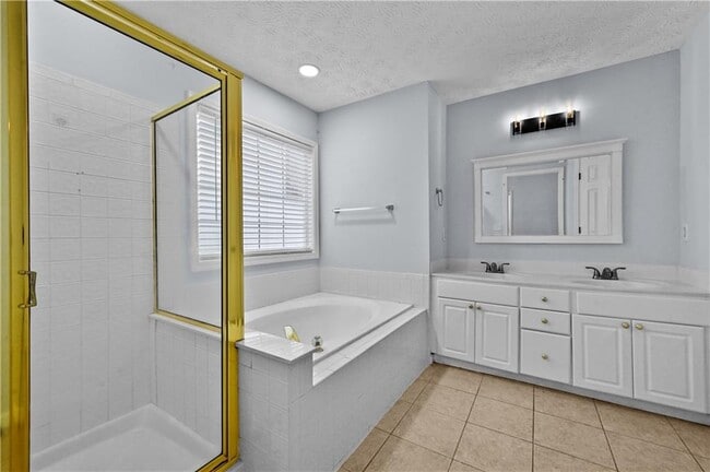 Building Photo - 675 Manor Glen Dr