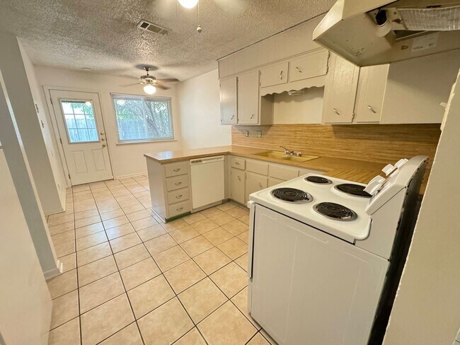 Building Photo - 2404 Shoemaker Dr