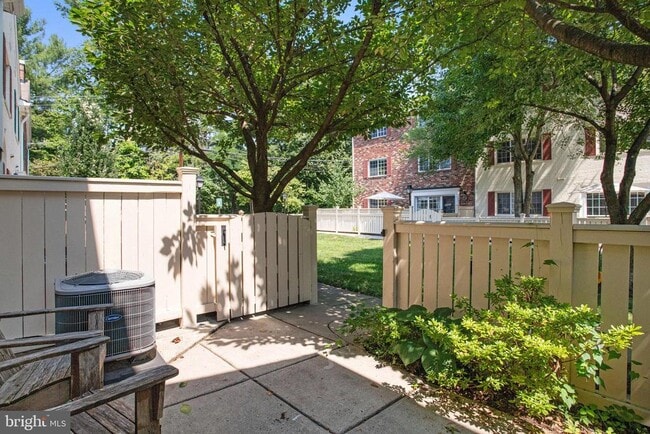 Building Photo - 1311 N Van Dorn St