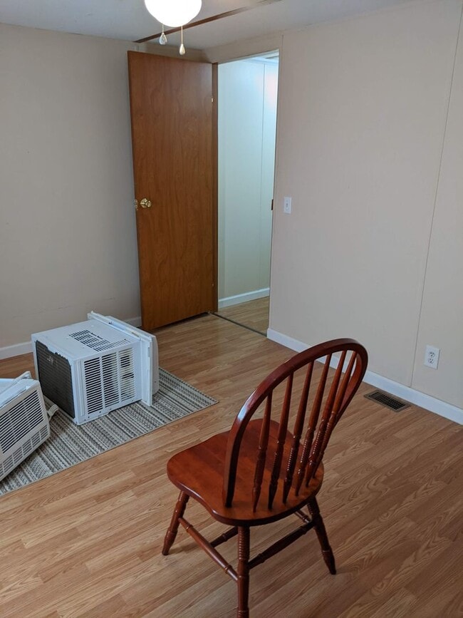 Building Photo - 235 Monarch Ln