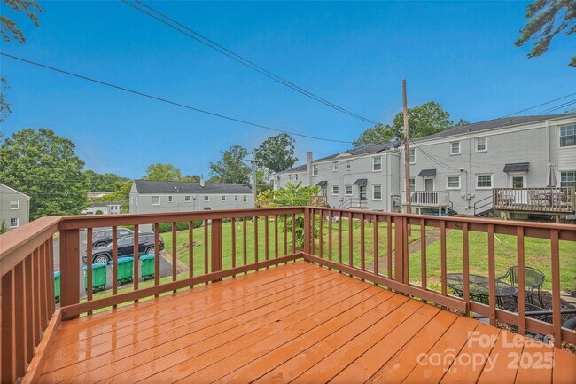 Building Photo - 512 Wakefield Dr