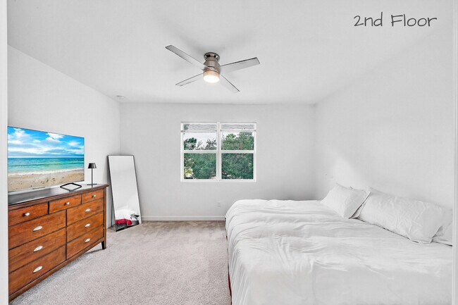 Building Photo - 235 SE Woodbark St