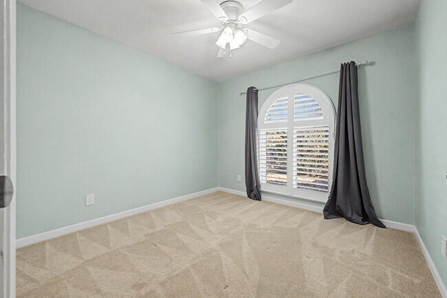 Building Photo - 1056 W Pecos Ave