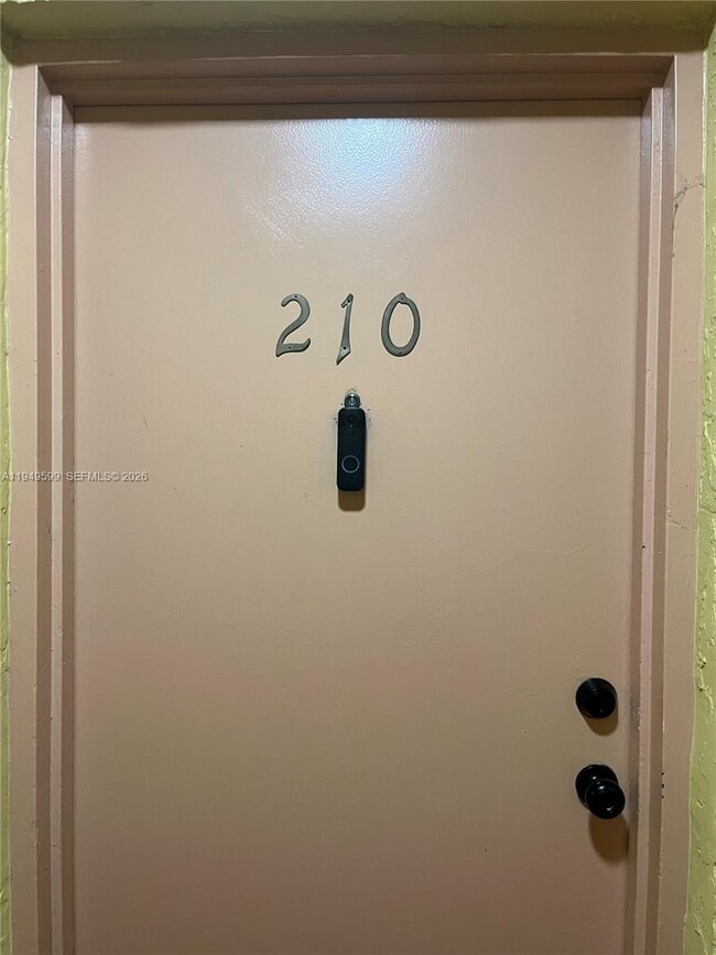 Building Photo - 606 W 81st St