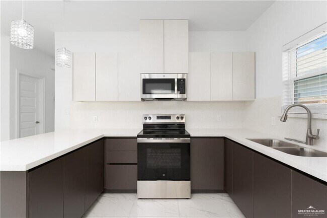 Building Photo - 11 Notre Dame Ave