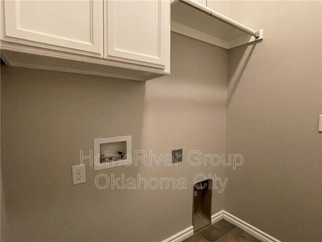 Building Photo - 1017 Merlin Dr