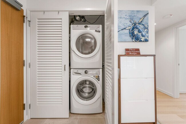 Building Photo - Sky Ala Moana (West) #3001 - Fully furnished 2 BR/2 BA/2 parking