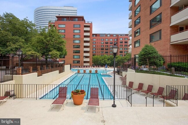 Building Photo - 1111 Arlington Blvd