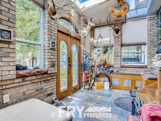 Building Photo - Gorgeous Victorian in Baker/West Wash Park