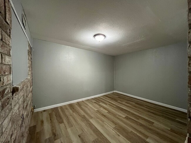 Building Photo - UPDATED HOME WITH BONUS ROOM