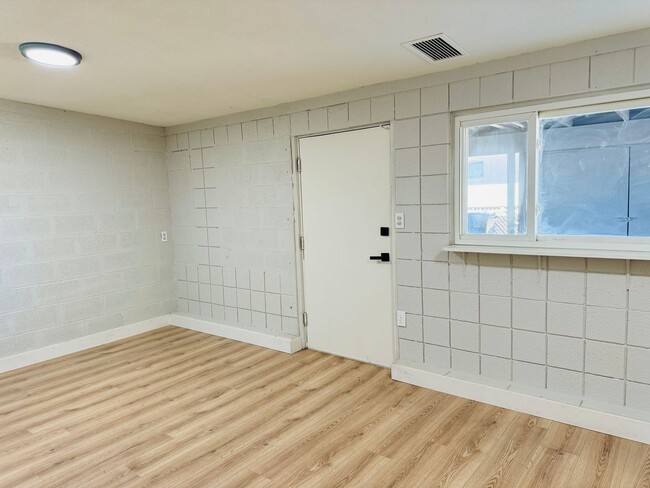 Building Photo - Spacious and Renovated 3-Bedroom 2-Bath Ho...