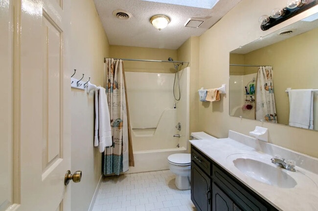 Building Photo - 1122 Rosebrook Dr