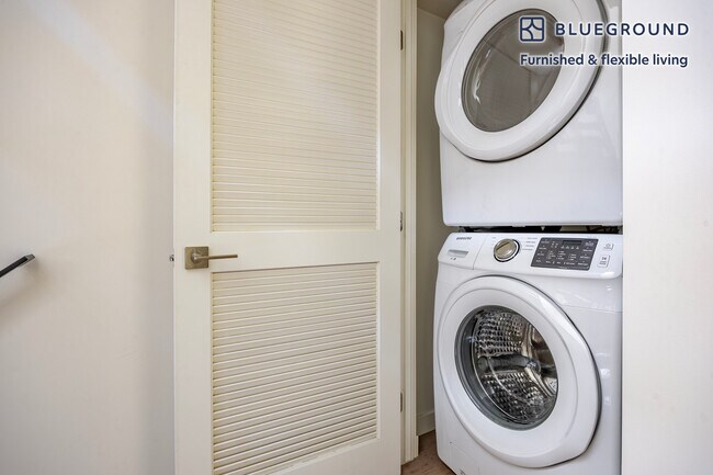 Building Photo - 654 N Virgil Ave