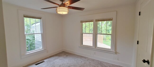 Building Photo - Adorable Red Bank Home!