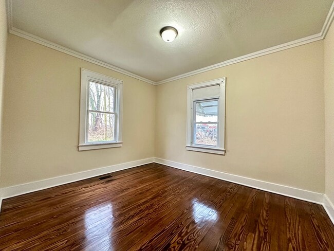 Building Photo - 811 Pembroke Oak Grove Rd