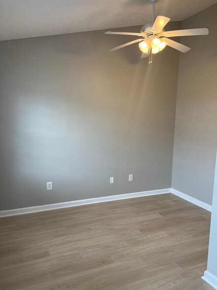 Building Photo - 577 Beaverview Dr