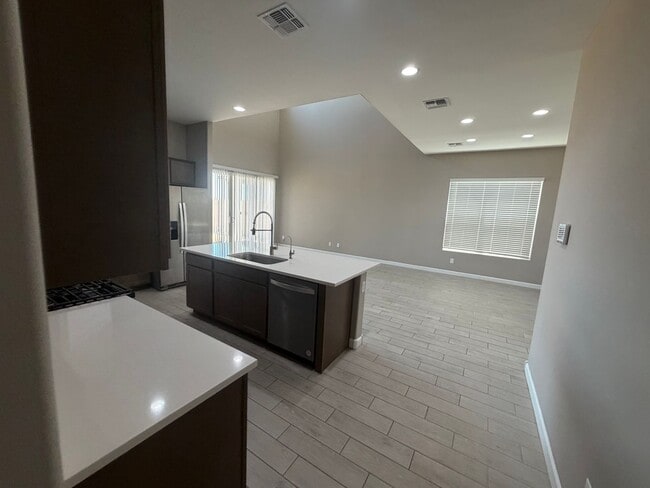 Building Photo - 40946 W Hillman Dr