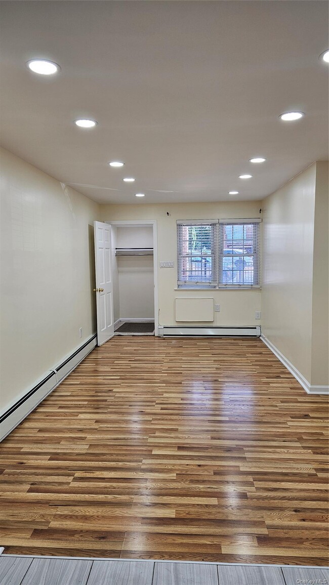 Building Photo - 1018 E 85th St