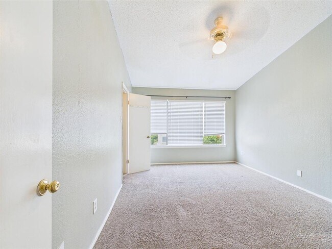 Building Photo - 806 W 24th St