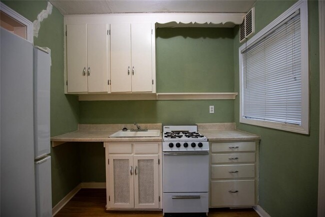 Building Photo - 1009 W 25th St