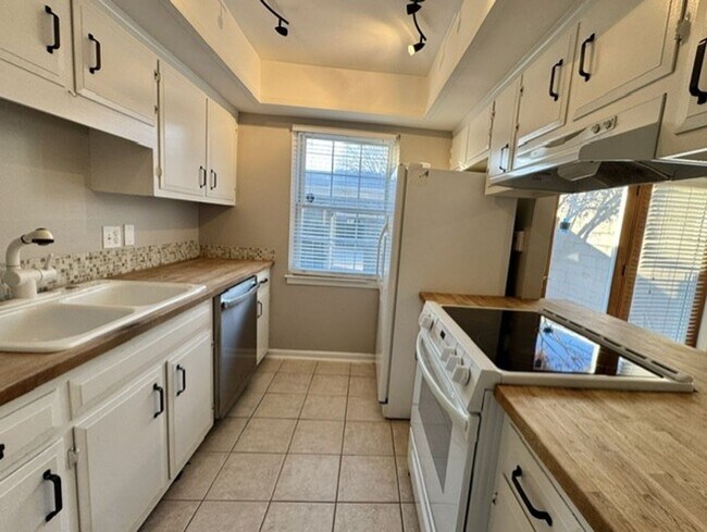 Building Photo - 2 Bed, 1.5 Bathroom Townhome with 2 Vehicle Carport