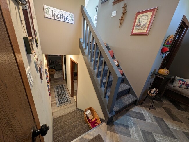 Building Photo - 607 Tamarack Dr W