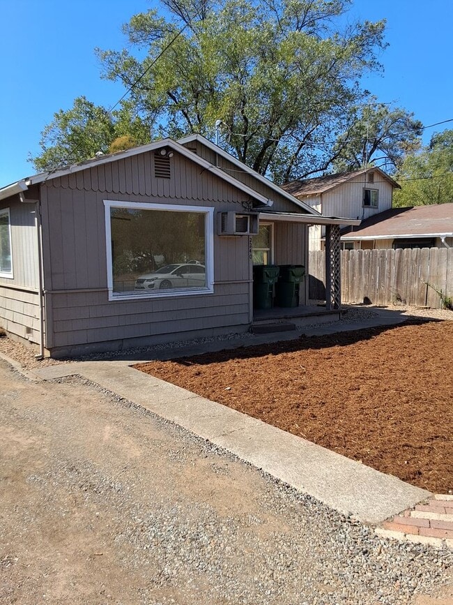 Building Photo - House plus studio!