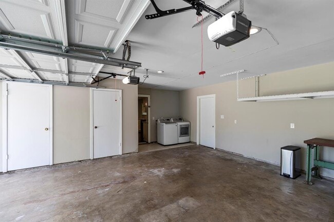 Building Photo - 5431 Maple St