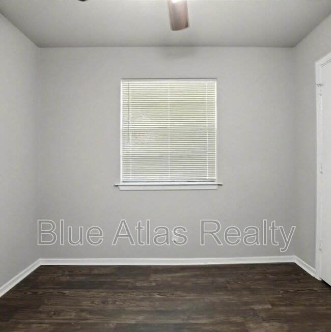 Building Photo - 1613 Continental Dr