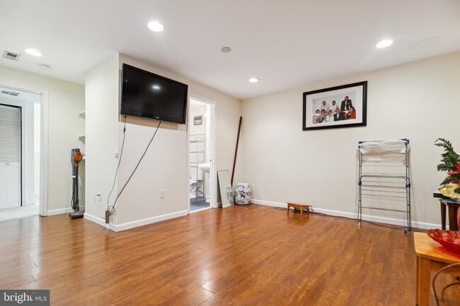 Building Photo - Amazing Opportunity to RENT This beautiful updated 3 levels TH. 3 beds and 3 .5 baths.