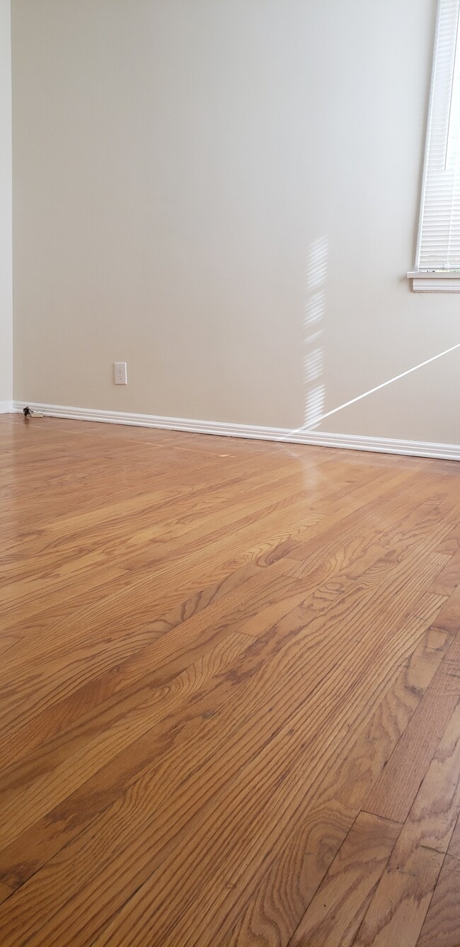 Bedroom - 2049 N Vermont Ave