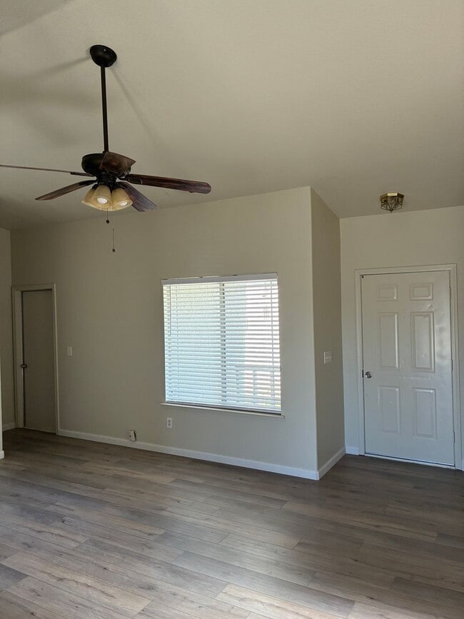 Building Photo - 3 Bedroom 2 Bath Home