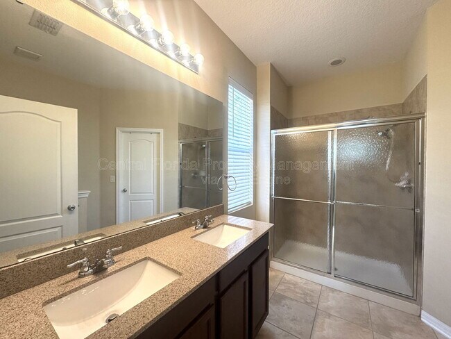 Building Photo - 215 Lakeshore Dr