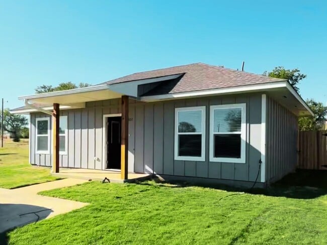 Building Photo - Fully Furnished 2BR/2BA | Brand-new w/ All Utilities Included