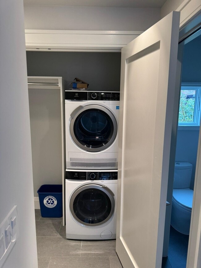 Building Photo - 625 Court St