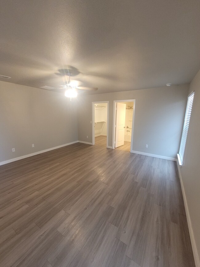 Building Photo - 3 bed 2 bath in Lone Star Trails!