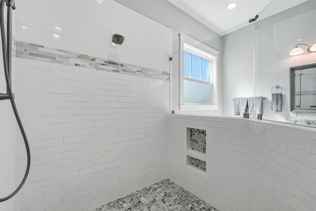 Building Photo - Stunning 4 Bedroom Home with Solar Energy & Private Pool!