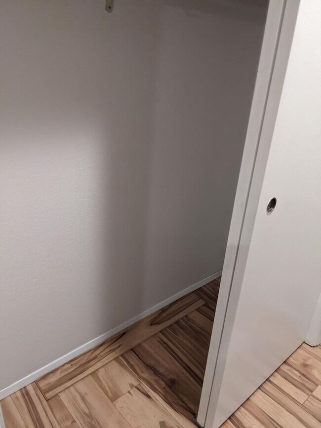 Building Photo - Woodinville townhouse style condo. 2 bed 2...