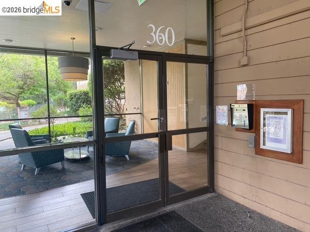 Building Photo - 360 N Civic Dr