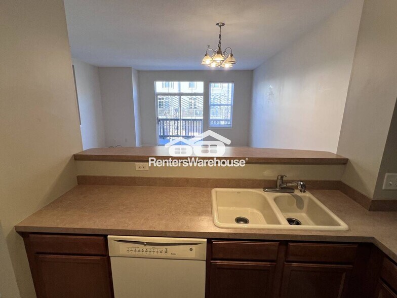 Building Photo - 8134 Oakview Cir N