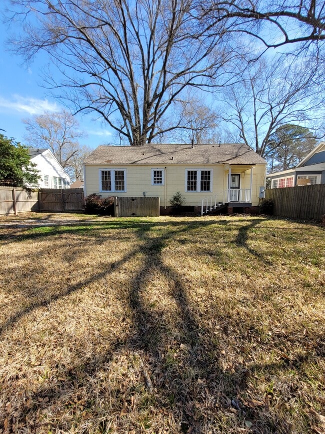 Building Photo - 3415 Northview Dr