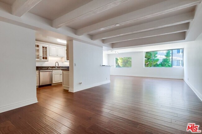Building Photo - 435 N Oakhurst Dr