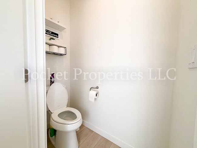 Building Photo - 577 W Norwich St