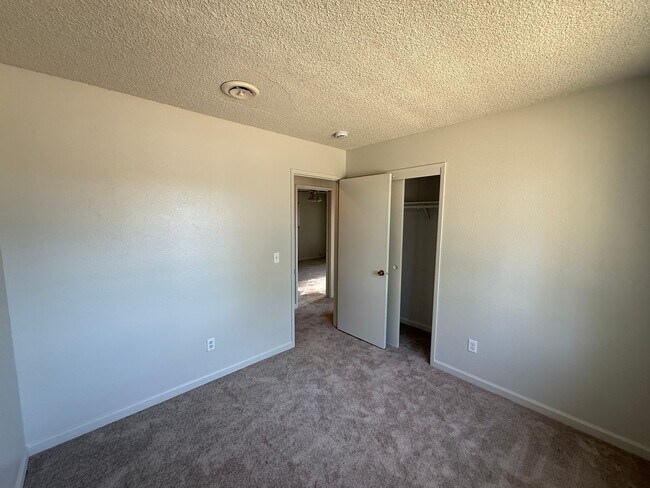 Building Photo - Single story home in east Modesto!
