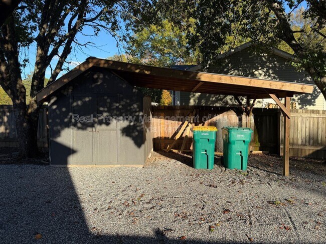 Building Photo - 7530 Shallowford Rd