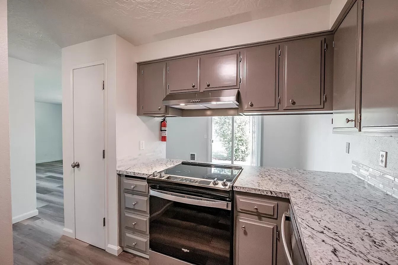 Building Photo - 3609 White Oak Ct NE