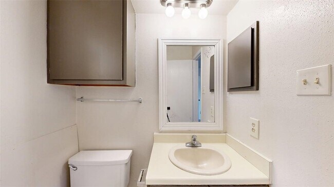 Building Photo - 301 Manuel Dr