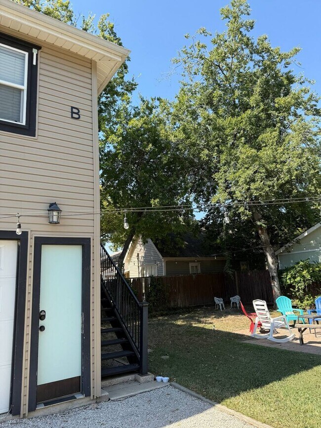 Building Photo - 1217 N Austin St