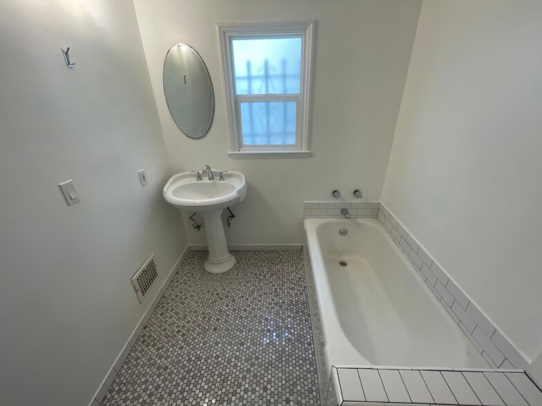 Building Photo - 5904 San Vicente Blvd